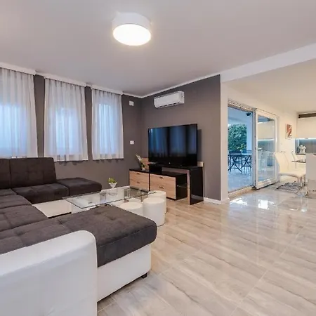 Luxury House Мандре