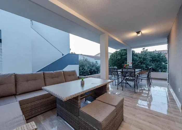Luxury House ماندري